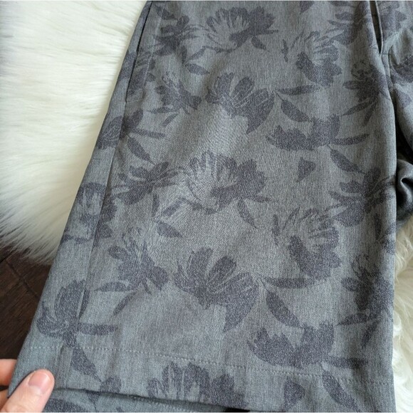 Travis Mathew Inlet Hybrid Stretch Shorts Size 32 Heather Gray Floral Golf - Picture 3 of 9